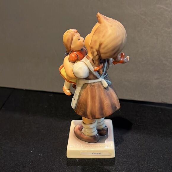 M j Hummel KISS ME Figurine Signed and Dated and numbered. - Picture 4 of 7